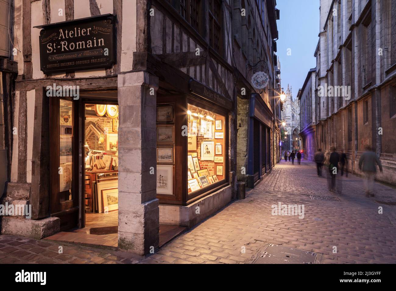 France, Seine-Maritime (76), Rouen, rue Saint-Romain, pedestrian street bordered by the archdiocese of Notre-Dame cathedral on one side and, opposite, by half-timbered houses dating from medieval times Stock Photo
