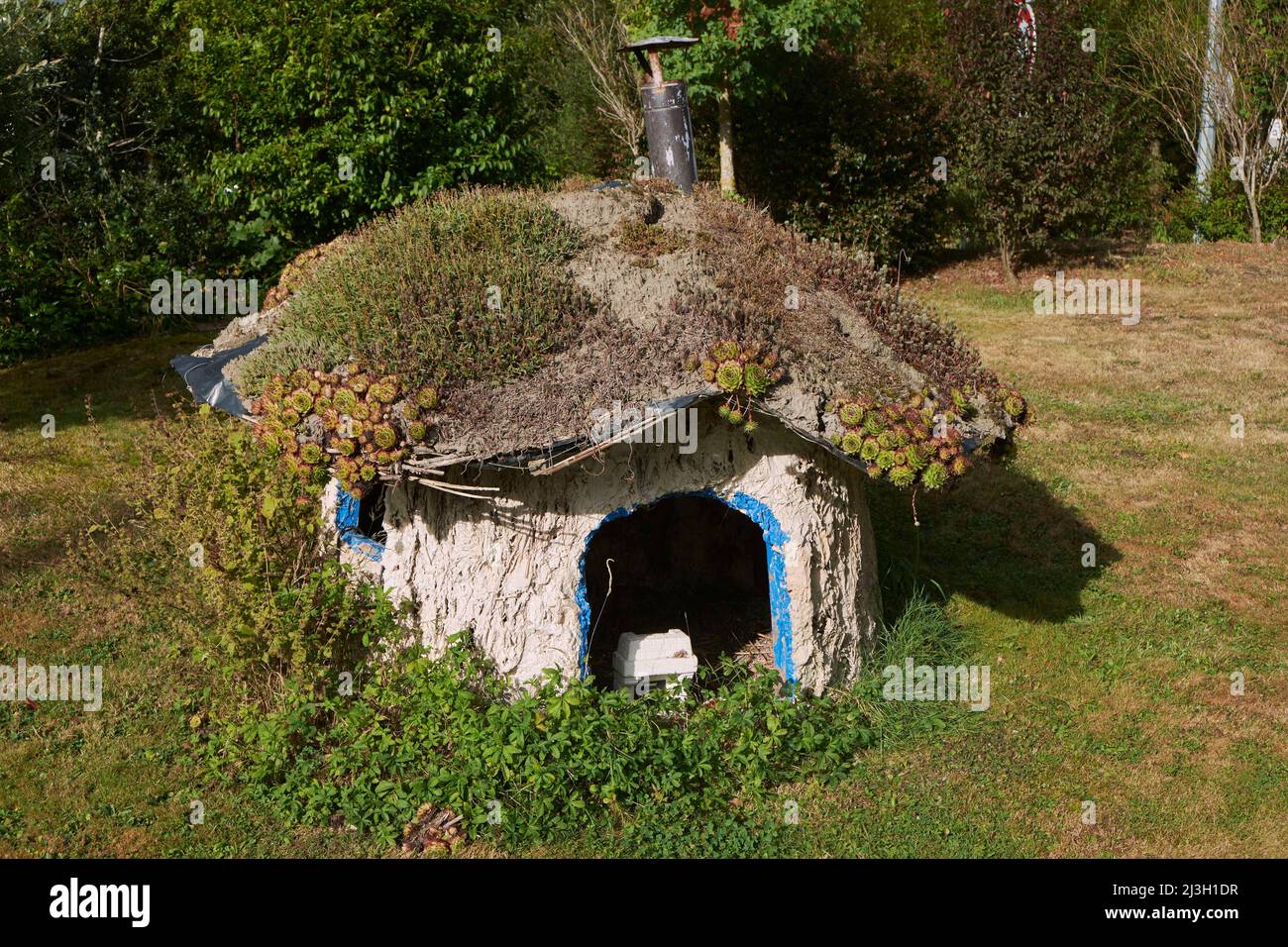 France, Loire Atlantique, Briere Regional Natural Park, La Chapelle des Marais, Mayun, the cottage of the puppets, maisonette with green roof in the garden Stock Photo