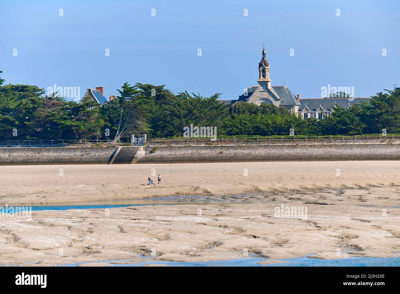 France, Loire Atlantique, Guerande peninsula, Le Croisic, the Pen Bron channel at low tide and the former Hospital Stock Photo