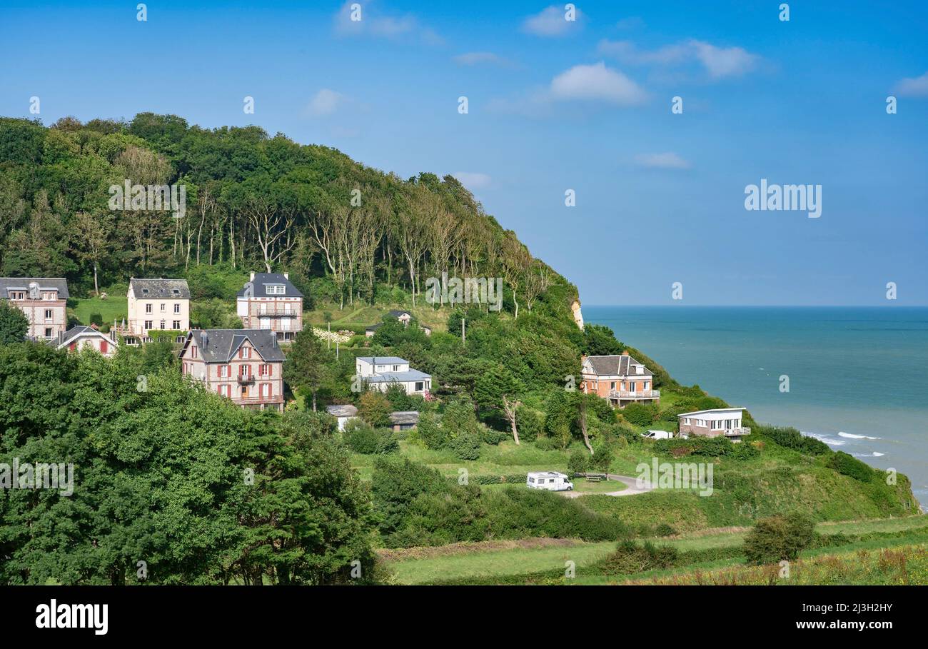 Saint-Pierre-en-Port (Normandy, northern France). Cote d'Albatre (Alabaster  coast). Houses on the chalk cliffs and swimmers on the pebble beach along  Stock Photo - Alamy