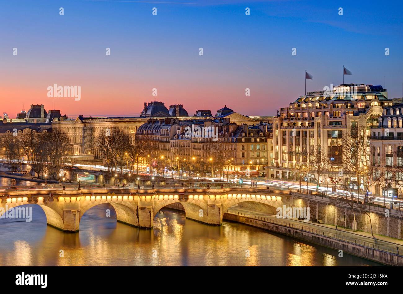 France, Paris, the banks of the Seine river listed as World Heritage by UNESCO, La Samaritaine department store and the Pont-Neuf (New Bridge) Stock Photo