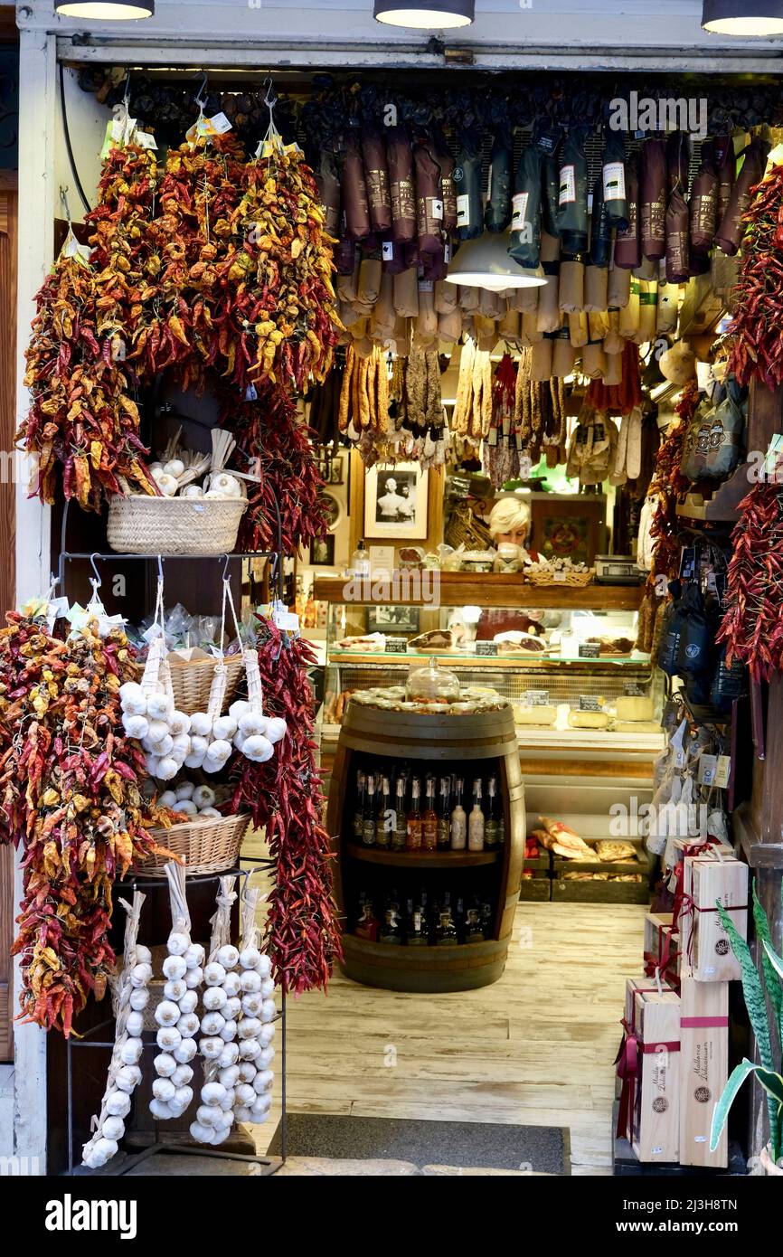 Spain, Balearic Islands, Mallorca, Palma de Mallorca, La Montana grocery store, peppers, garlic and sausages Stock Photo