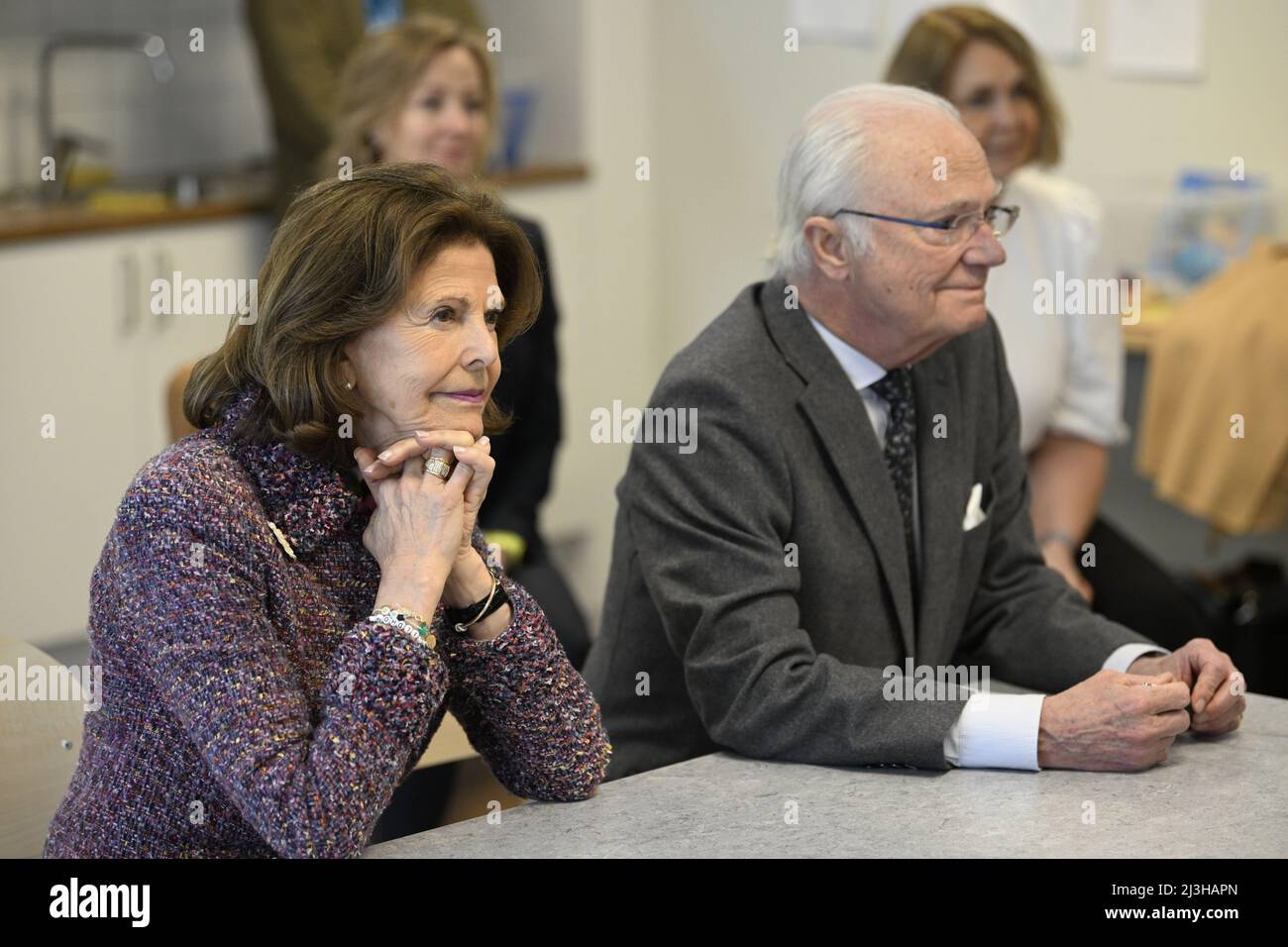 King Carl Gustaf and Queen Silvia at an introductory class for new arrivals from Ukraine at Parkskolan in Ostersund, Sweden on April 08, 2022. The Royal Couple visit Jamtland County.The visit is part of the royal family's trips to all 21 counties in Sweden to see how they have been affected by the COVID-19 pandemic.Photo: Pontus Lundahl / TT code 10050 Stock Photo