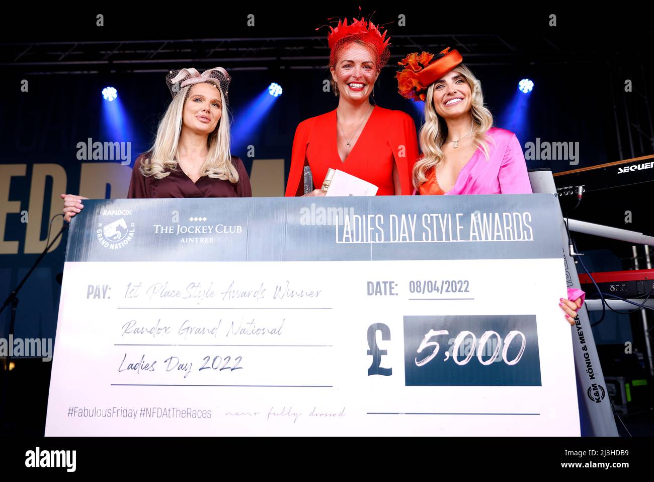Winner of the Best Style Awards 2022 competition Donna Mulligan (centre