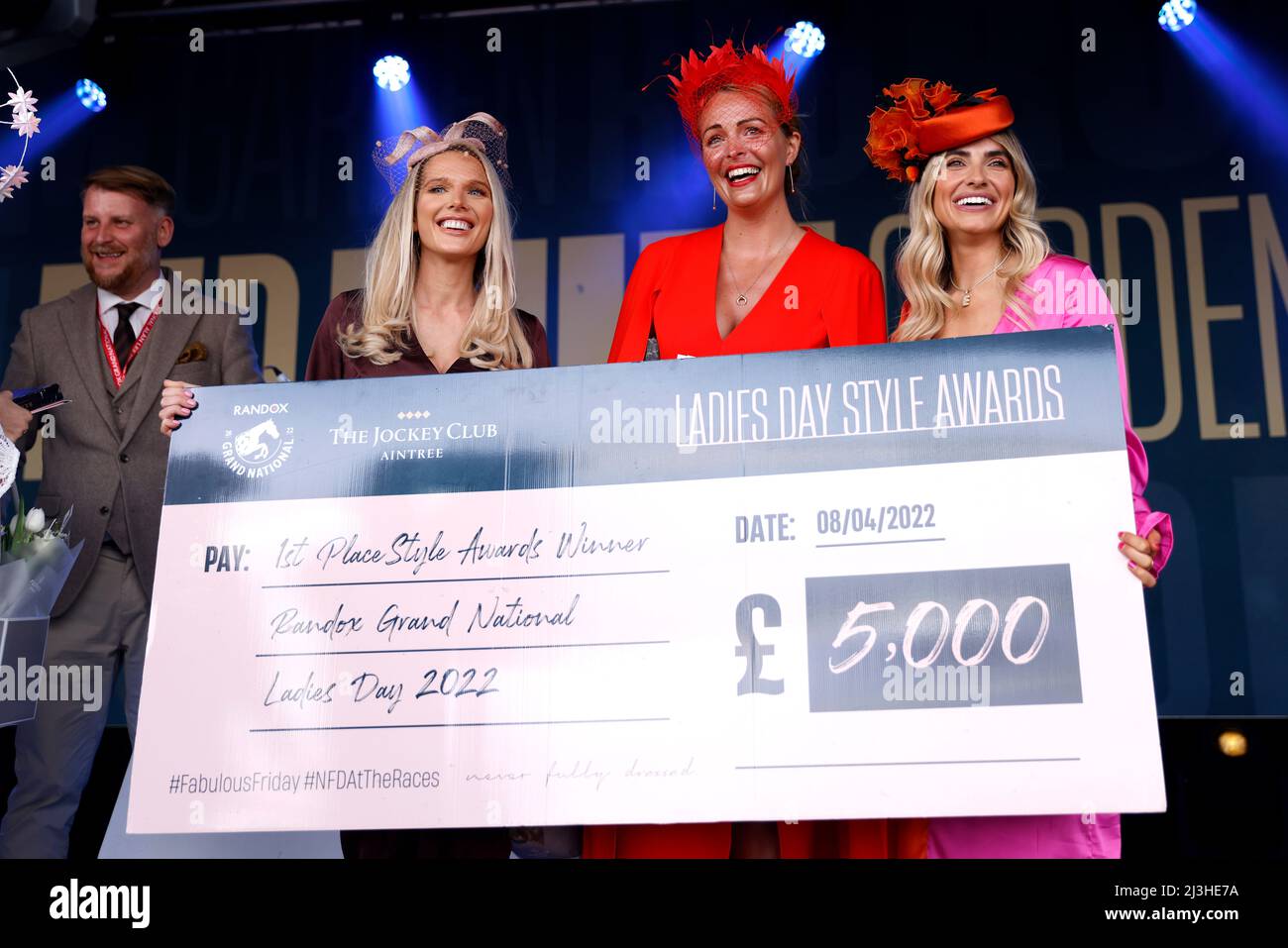 Winner of the Best Style Awards 2022 competition Donna Mulligan (centre