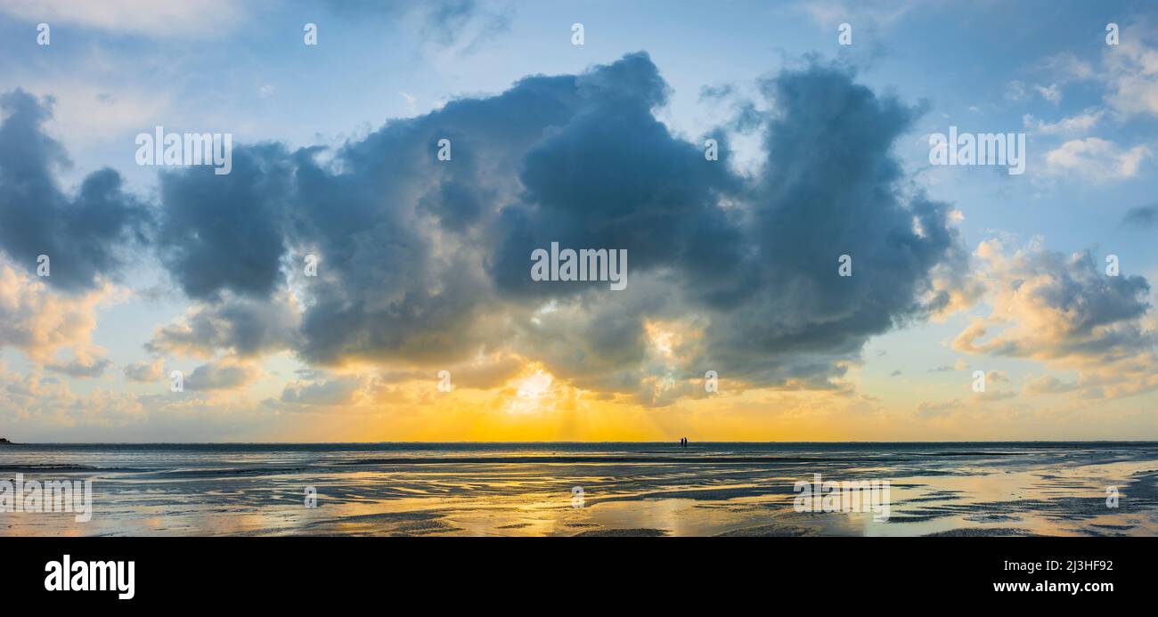 Golden sun beam hi-res stock photography and images - Alamy