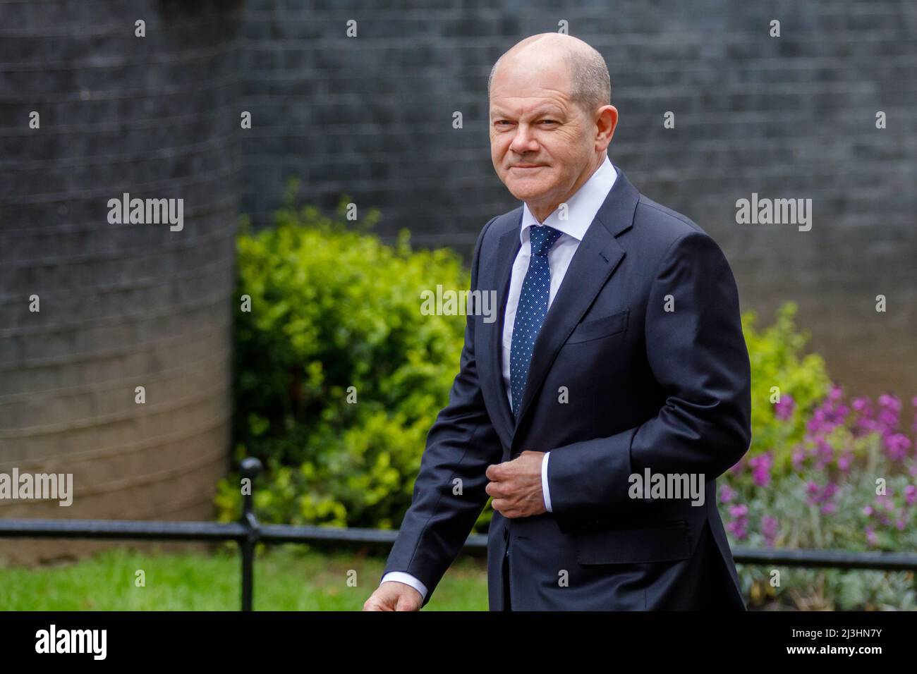 Downing Street, London, UK. 8th April 2022,German Chancellor, Olaf Scholz, arriving in Downing Street. Boris Johnson and German Chancellor Olaf Scholz are to hold talks regarding the conflict in Ukraine. Amanda Rose/Alamy Live News Stock Photo