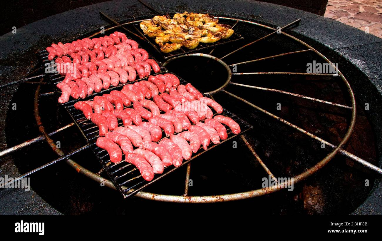 Canary Islands, Lanzarote, volcanic island, Timanfaya National Park, volcanic landscapes, visitor center, grill fed by geothermal energy, on top of which sausages and other grills are good, large, round grilled meat over a deep round well Stock Photo