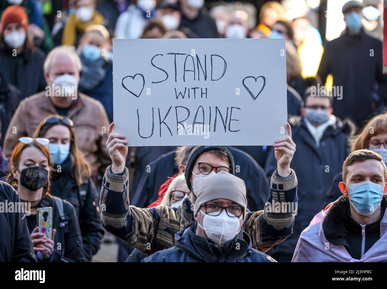 Wesel, North Rhine-Westphalia, Germany - Demonstration against Putin's war in Ukraine. Peace demonstration and solidarity rally for Ukraine at the Great Market in Wesel. In times of corona pandemic all demonstrators wear masks. Stock Photo