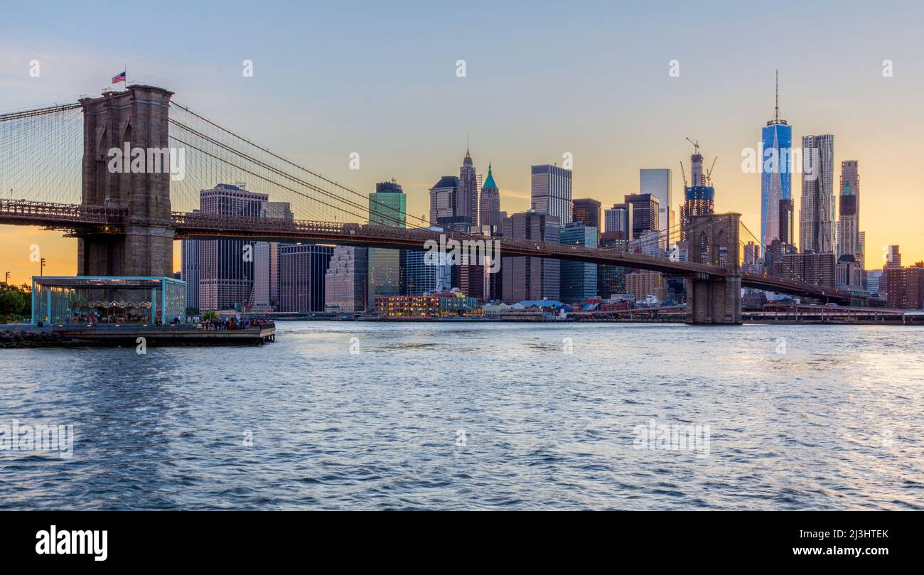 Iconic shot of the brooklyn bridge over east river hi-res stock ...