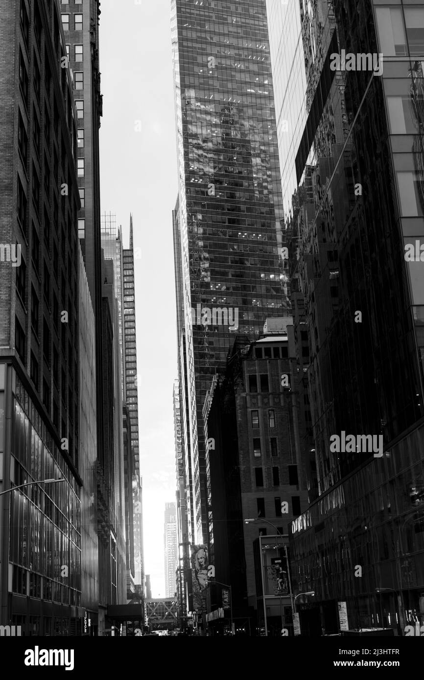 6TH AvE/W41ST Street, New York City, NY, USA, Manhattanhenge in New York City, along the 41st street. Manhattanhenge is an event during which the setting sun is aligned with the main street grid of Manhattan Stock Photo