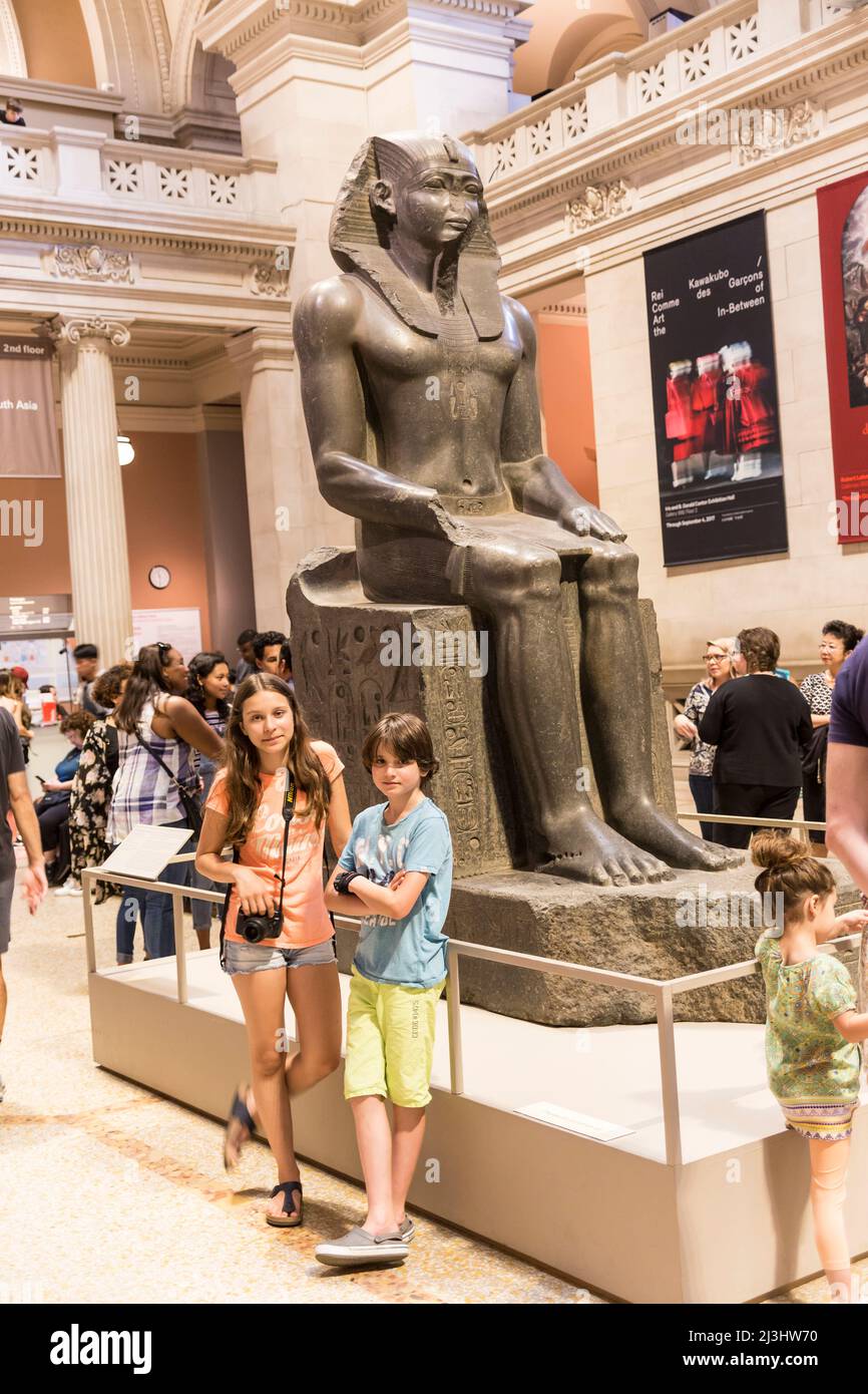 Upper East Side, New York City, NY, USA, 14 years old caucasian teenager girl and 12 years old caucasian teenager boy - both with brown hair and summer styling nside the Metropolitan Museum of Art Stock Photo