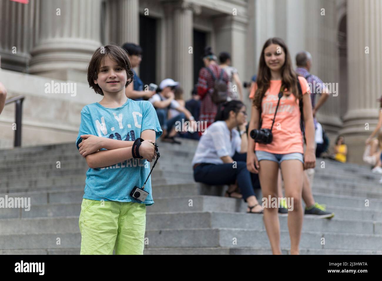 Upper East Side, New York City, NY, USA, 14 years old caucasian teenager girl and 12 years old caucasian teenager boy - both with brown hair and summer styling outside the Metropolitan Museum of Art Stock Photo