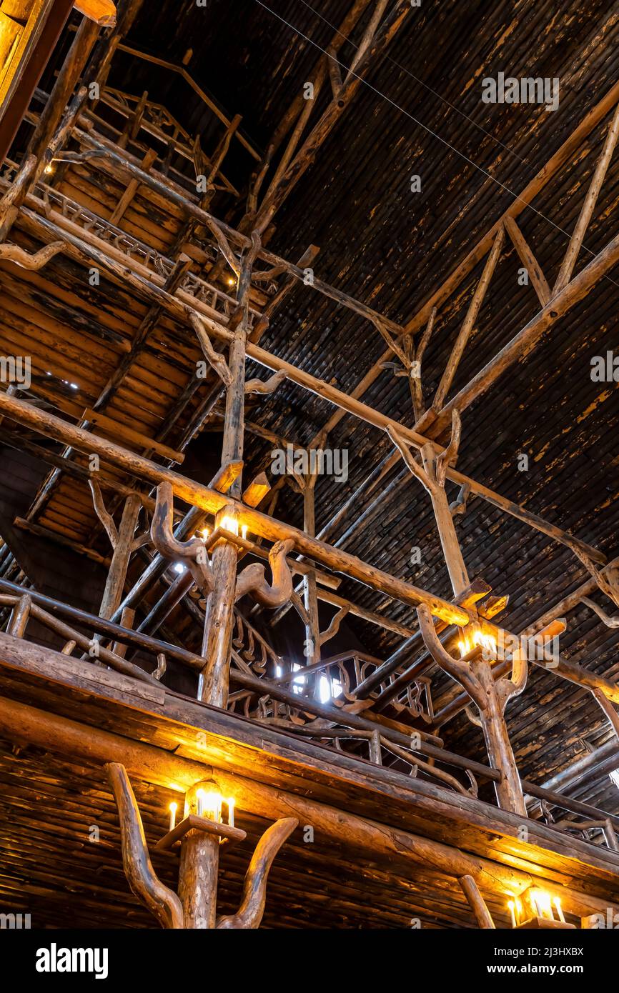 https://c8.alamy.com/comp/2J3HXBX/the-soaring-magnificent-rustic-lobby-of-old-faithful-inn-in-yellowstone-national-park-wyoming-usa-2J3HXBX.jpg
