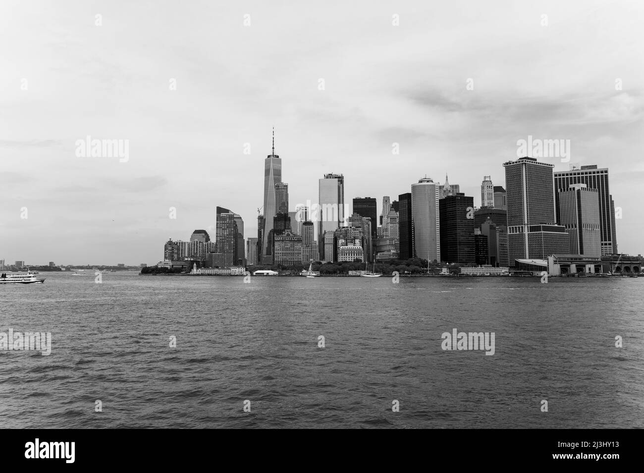 Nyc skyline white boat hi-res stock photography and images - Alamy