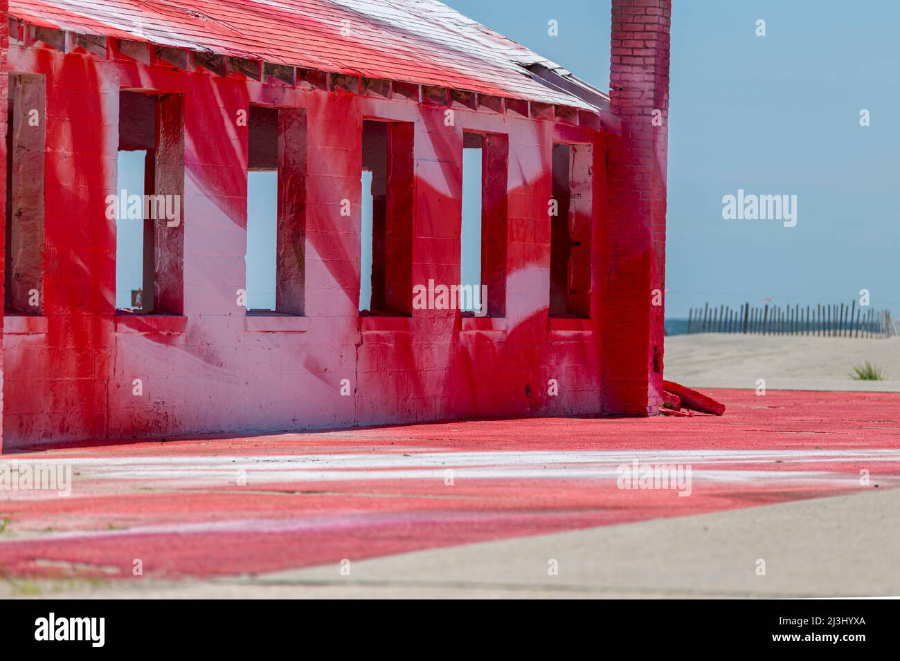 FORT TILDEN/ROCKAWAY BEACH, New York City, NY, USA, 'beach house' seafront art installation by Katharina Grosse at NY–€™s Fort Tilden Stock Photo