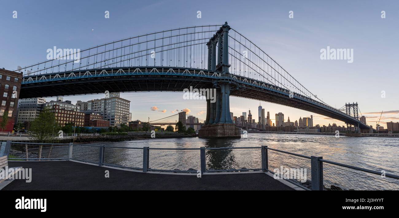 JOHN STREET PARK, New York City, NY, USA, Brooklyn Bridge over East