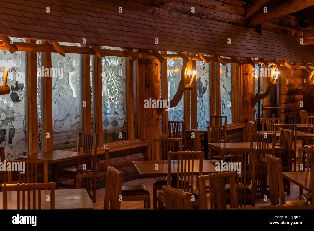https://c8.alamy.com/comp/2J3J071/old-faithful-inn-dining-room-in-old-faithful-inn-in-yellowstone-national-park-wyoming-usa-no-property-or-artist-release-editorial-licensing-only-2J3J071.jpg