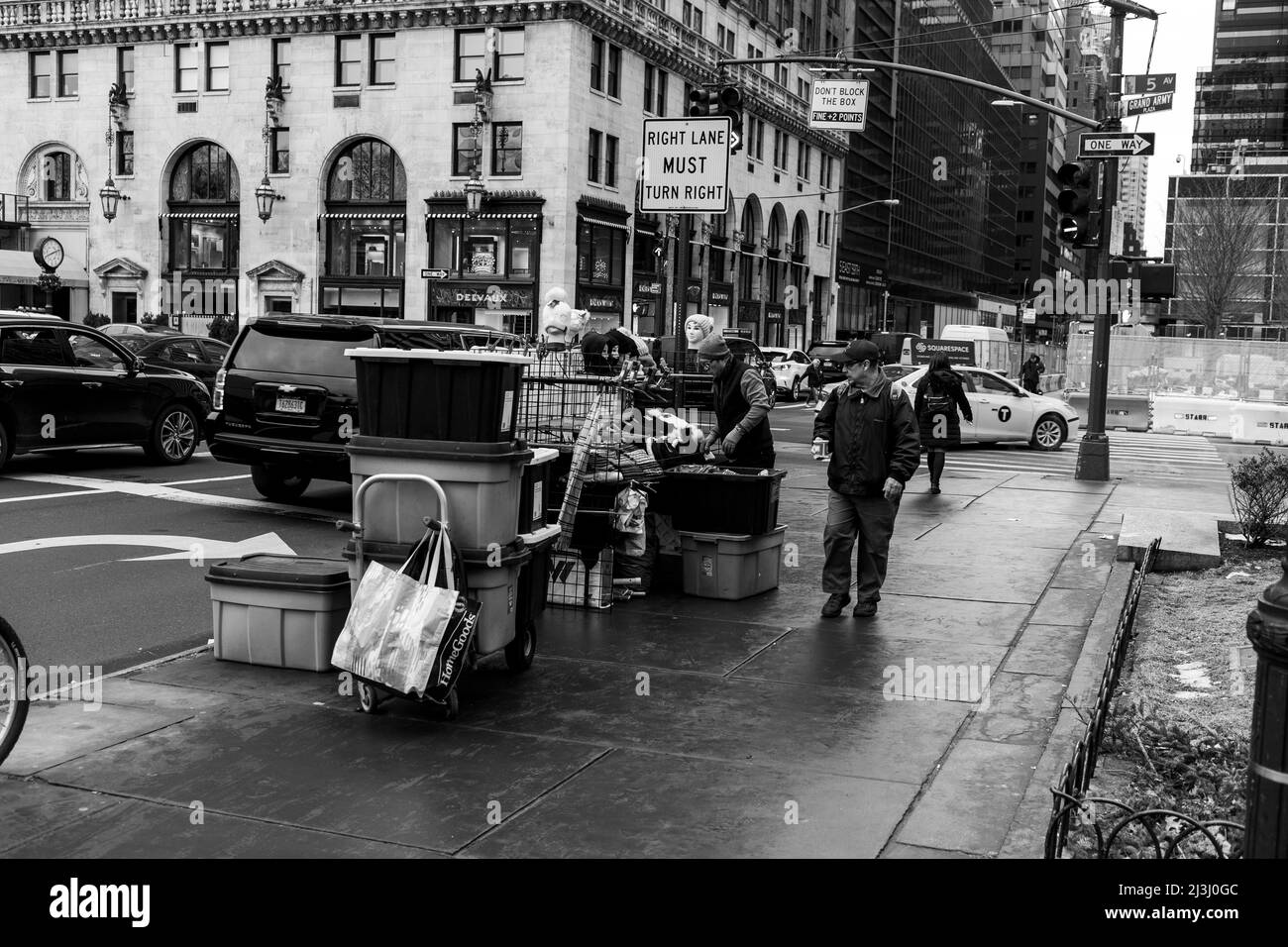 5 AV/59 ST, New York City, NY, USA, street vendor and passant Stock Photo