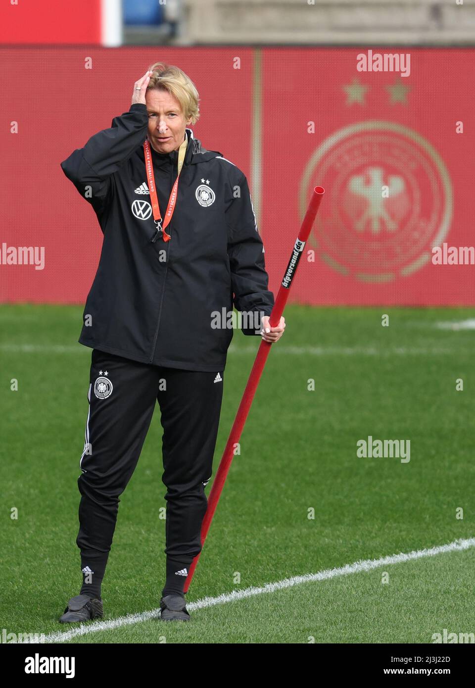 Bielefeld, Germany. 08th Apr, 2022. Soccer, women, World Cup qualifying,  training Germany at the Schüco Arena. Germany's national coach Martina  Voss-Tecklenburg holds her hand to her head during the final training  session