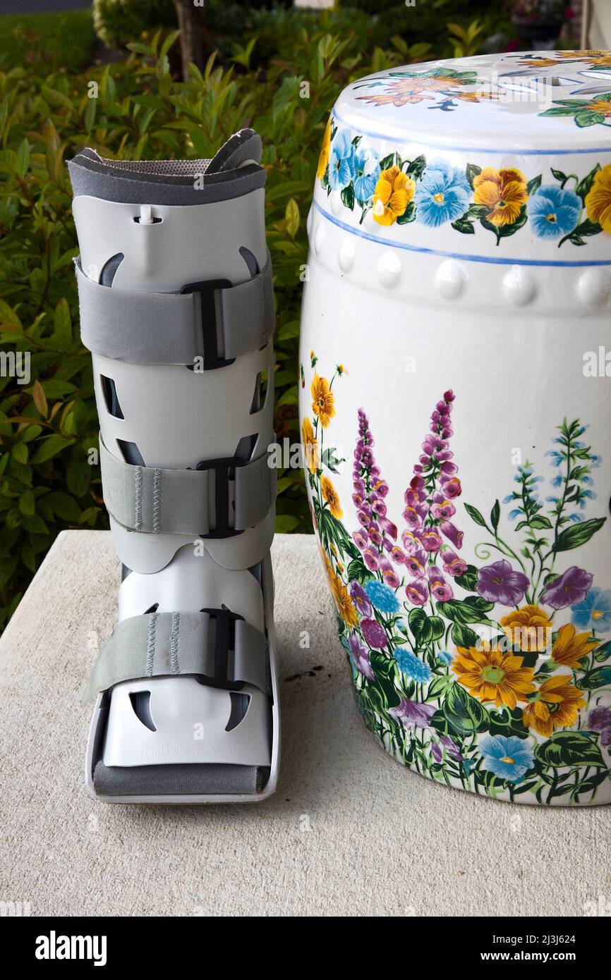 orthopedic boot, kneehigh, strong, support, injury, postsurgical, medical appliance, assistive
