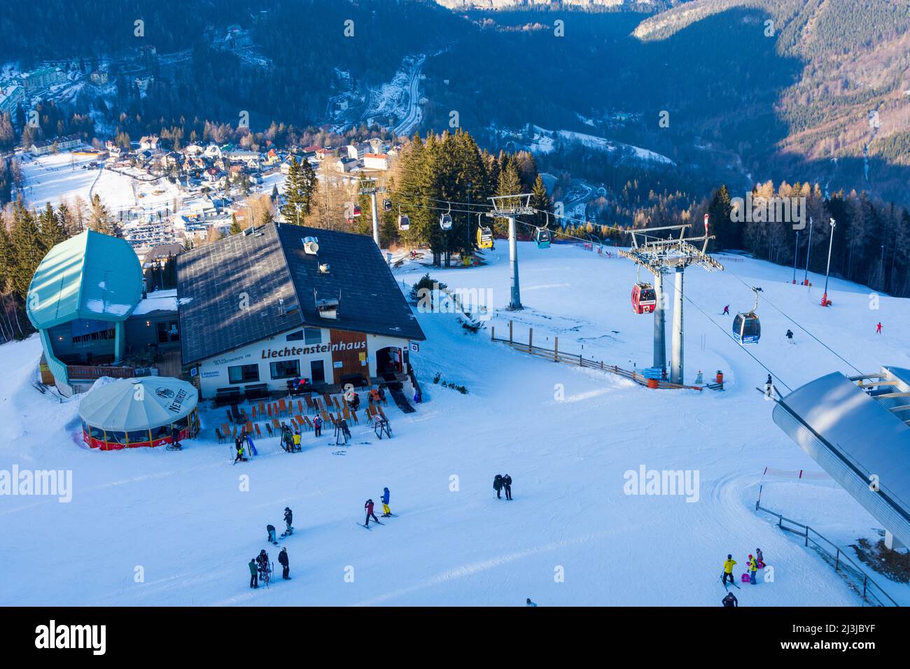 Semmering, Ski area Zauberberg Semmering - Hirschenkogel, downhill skiing, skiers, mountain station ski lift, restaurant Liechtensteinhaus in the Vienna Alps, Lower Austria, Austria Stock Photo