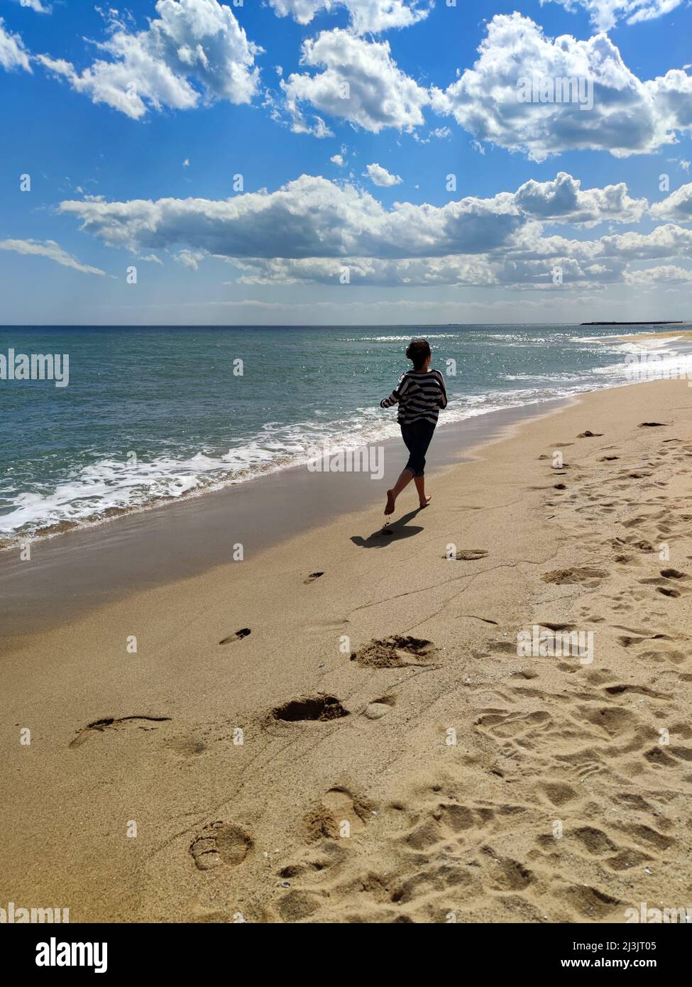 Brunette young woman walking barefoot hi-res stock photography and ...