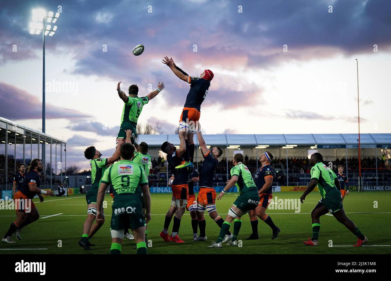 Edinburgh’s Grant Gilchrist and Section Paloise’s Steve Cummins in the