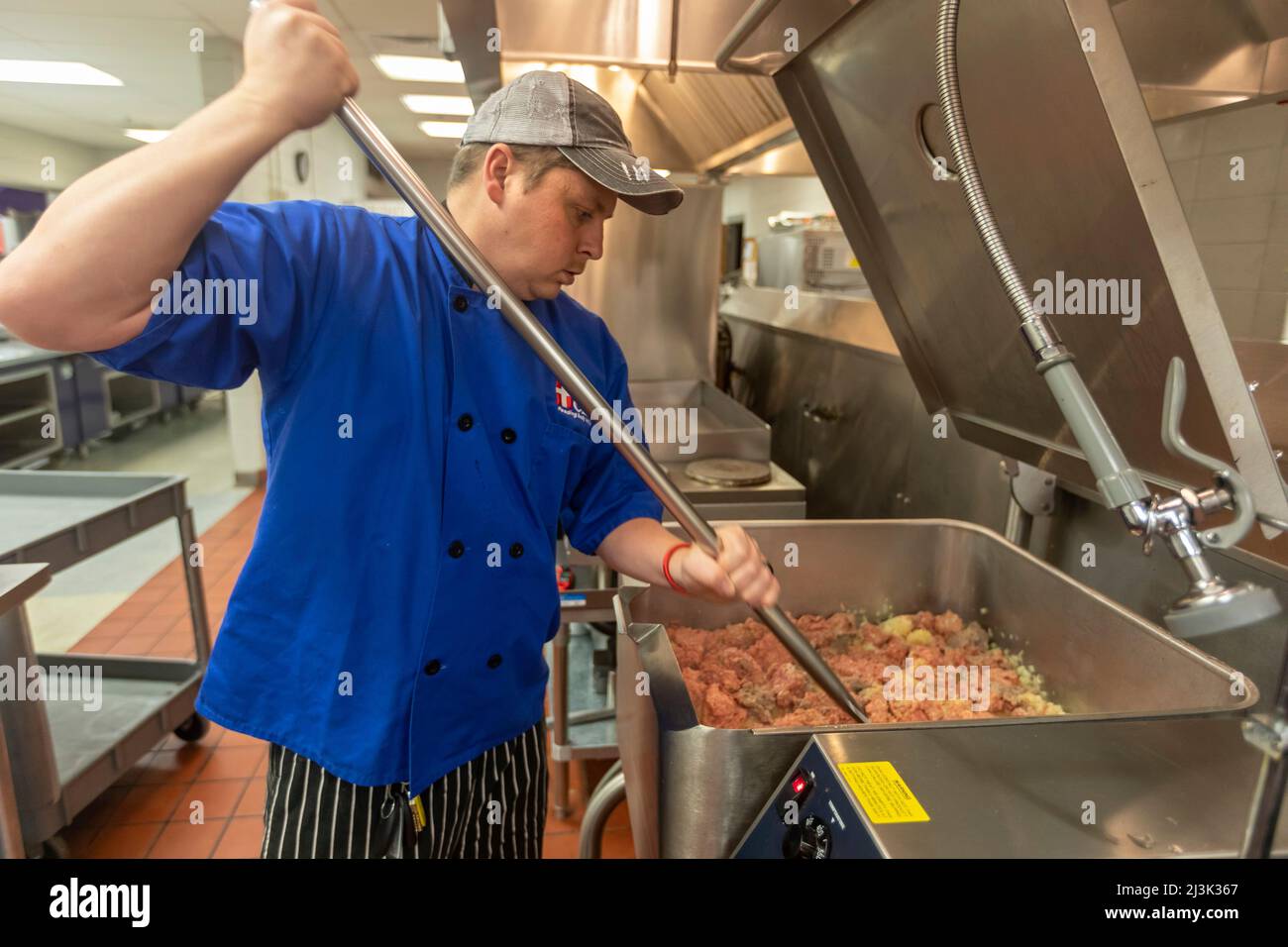 Paducah, Kentucky - Mercy Chefs prepares meals for volunteers working to repair damage from the December 2021 tornado that devasted towns in western K Stock Photo