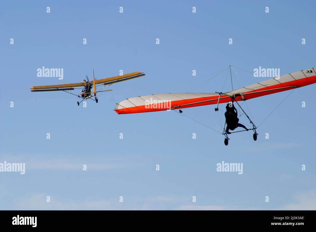 Hang glider being towed aloft by an ultralight aircraft Stock Photo Alamy