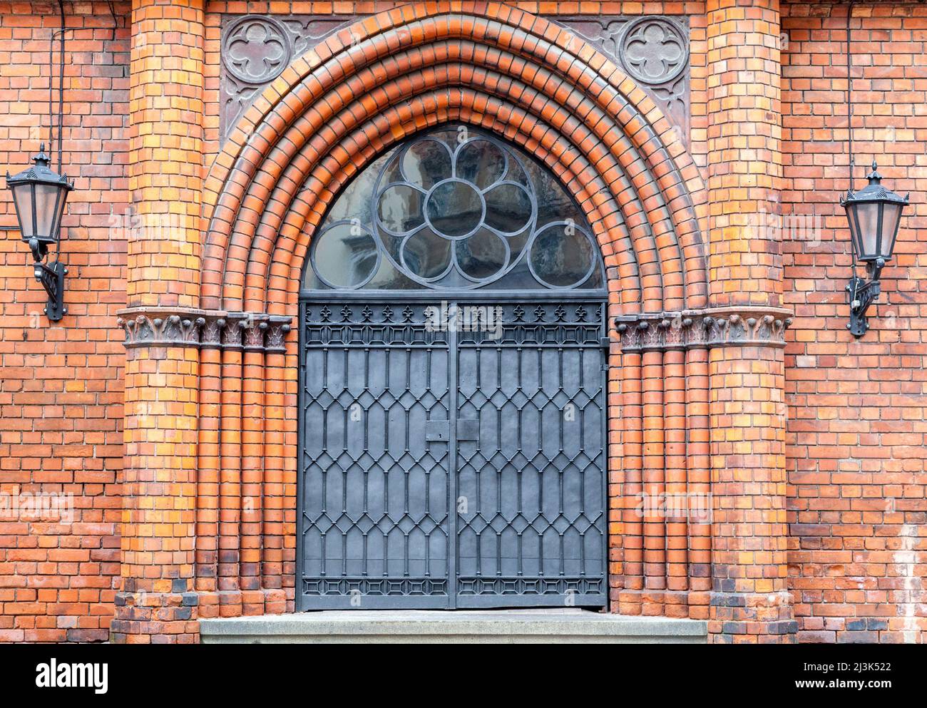Square Gothic Window Large ornate gothic cathedral facade hi-res stock photography and ...