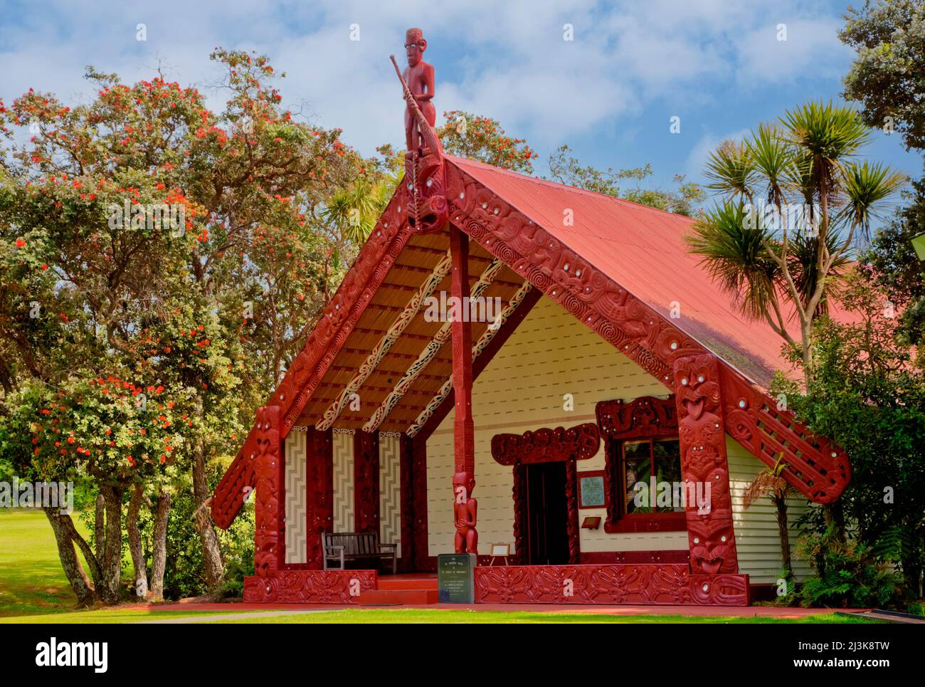 Te Whare Runanga (Maori Meeting House), Waitangi Treaty Grounds, north island, Paihia, New Zealand. Stock Photo