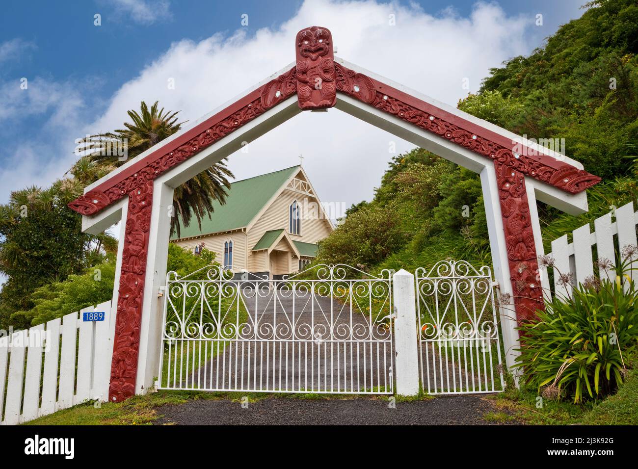Cultural Syncretism.  Maori Arch in Shape of a Maori Meeting House Welcomes Visitors to St. Mary's Anglican Church, Tikitiki, north island New Zealand Stock Photo