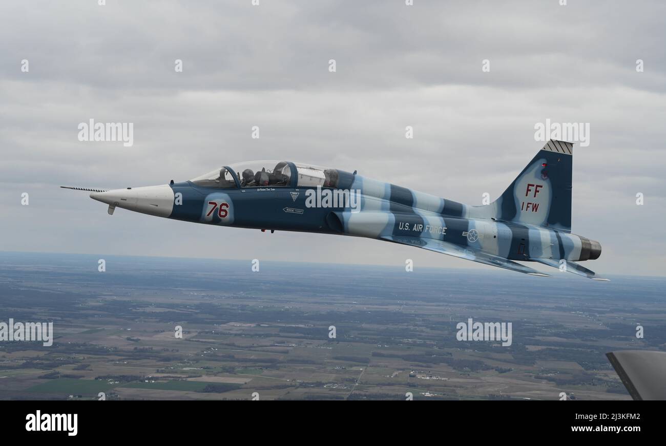 U.S. Air Force T-38 Talon, assigned to Langley Air Force Base, flies a training mission from Whiteman Air Force Base, Missouri, April 7, 2022. The trainer jets integrated with four F-35 Lightning II, assigned to Hill Air Force Base, as part of Exercise Agile Tiger. Agile Tiger enhances integration capabilities which enables combat-credible forces and grows war fighting talent. (U.S. Air Force photo by Airman 1st Class Victoria Hommel) Stock Photo