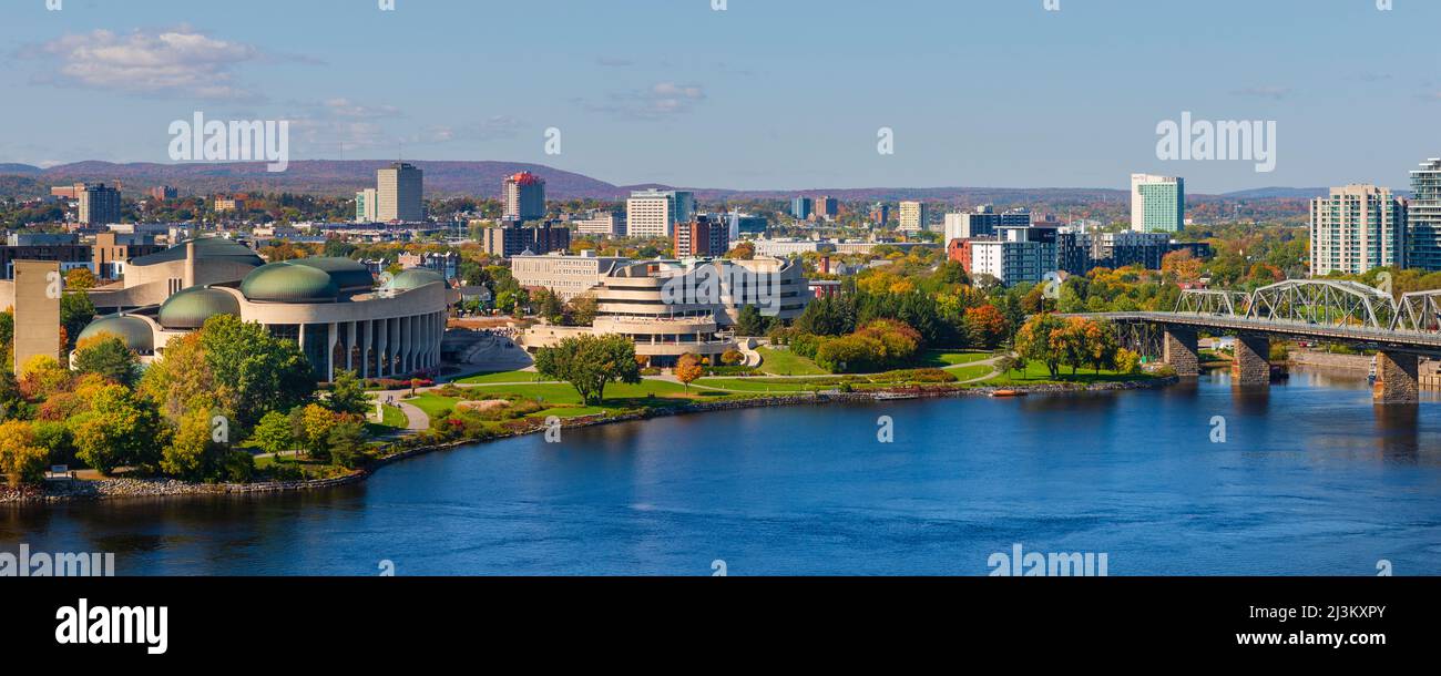 Alexandra Bridge, an interprovincial bridge across the Ottawa River between Ontario and Quebec, and the Canadian Museum of History Stock Photo