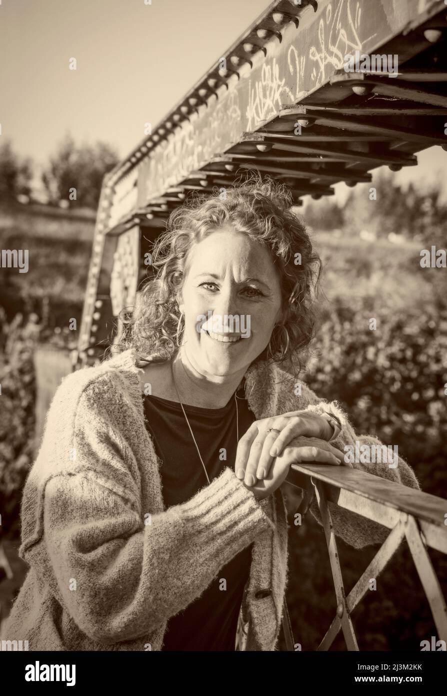 Mature woman curly hair beauty hi-res stock photography and images - Alamy