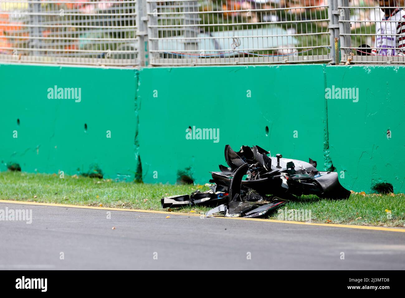 Melbourne, Australia. 9th Apr, 2022. Debris pictured following the crash of #6 Nicholas Latifi (CAN, Williams Racing), F1 Grand Prix of Australia at Melbourne Grand Prix Circuit on April 9, 2022 in Melbourne, Australia. (Photo by HIGH TWO) Credit: dpa/Alamy Live News Stock Photo