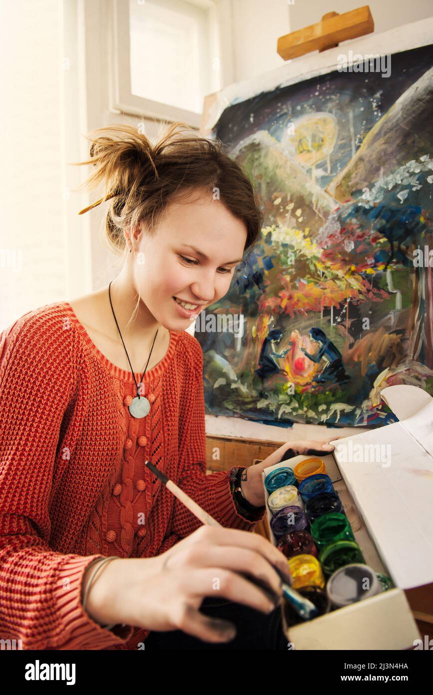 Smiling artist paint palette hi-res stock photography and images - Alamy