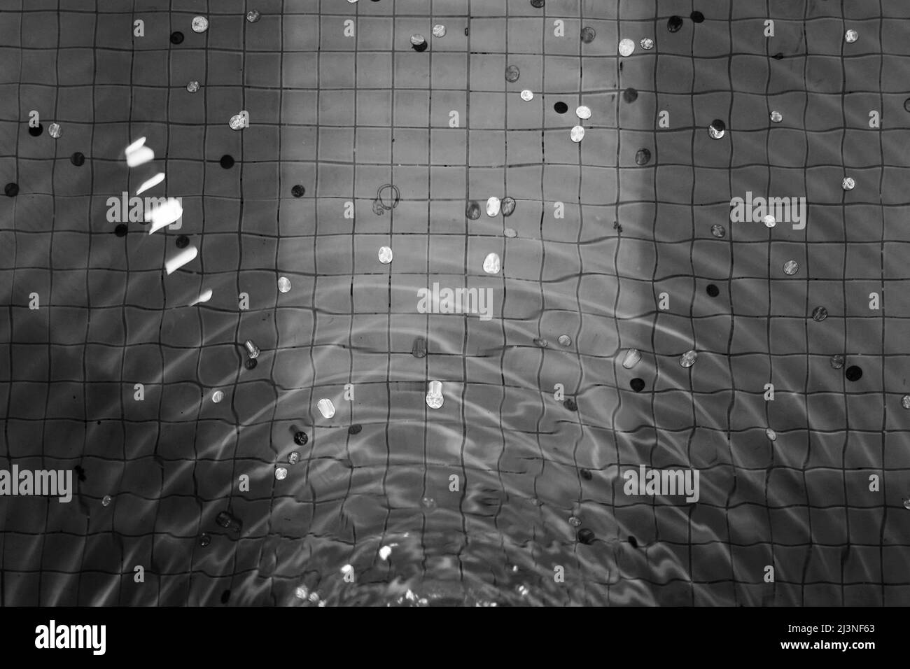 Radiating ripples hi-res stock photography and images - Alamy