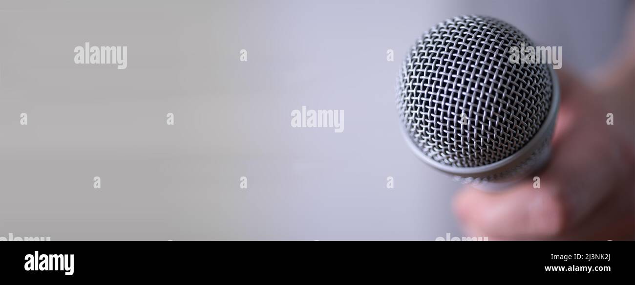 Man with a microphone hi-res stock photography and images - Alamy