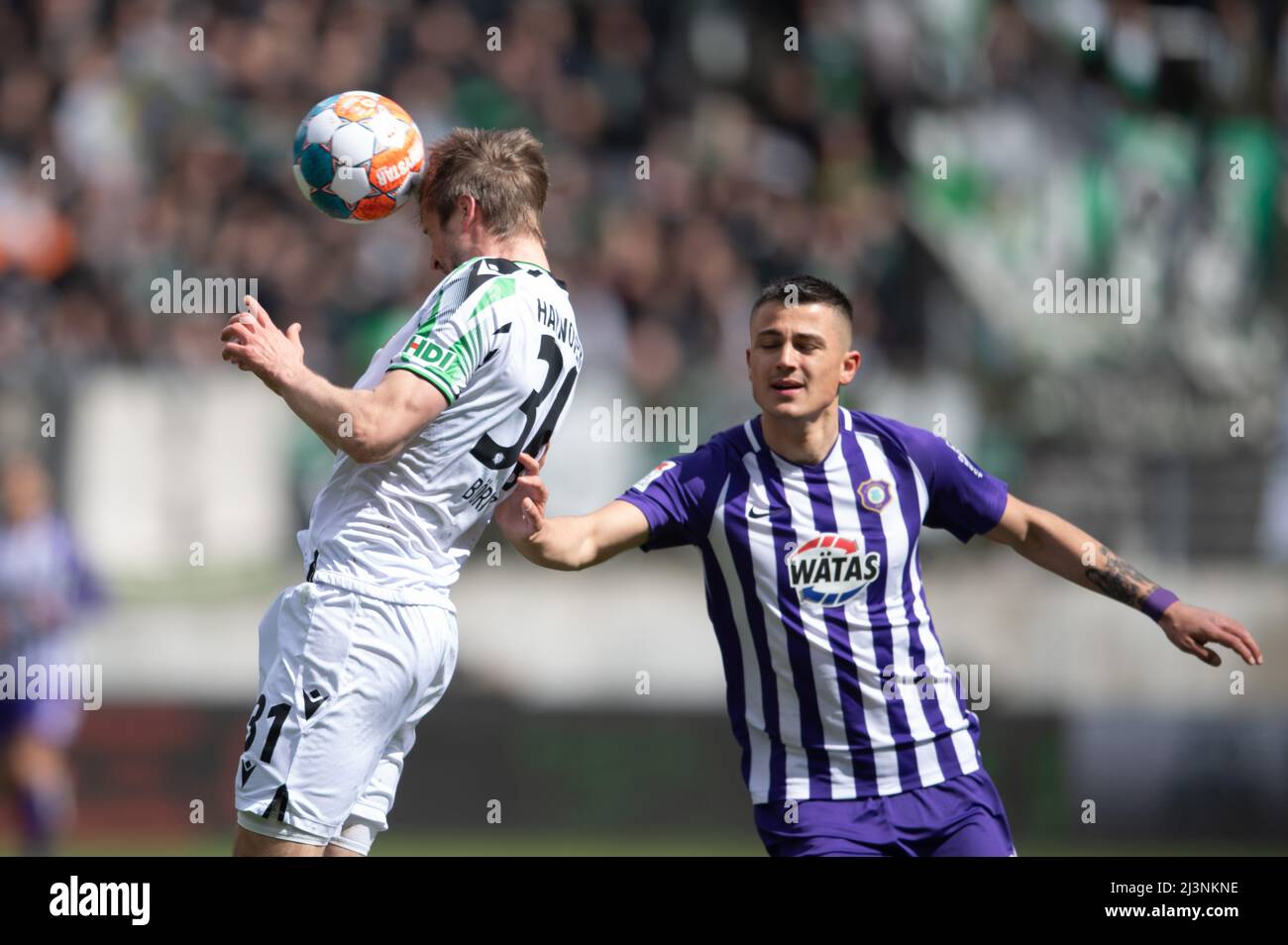 Aue, Germany. 09th Apr, 2022. Soccer: 2. Bundesliga, Erzgebirge Aue - Hannover 96, Matchday 29, at Erzgebirgsstadion: Hannover's Julian Börner (l) in attack against Aue's Antonio Jonjic. Credit: Sebastian Kahnert/dpa - IMPORTANT NOTE: In accordance with the requirements of the DFL Deutsche Fußball Liga and the DFB Deutscher Fußball-Bund, it is prohibited to use or have used photographs taken in the stadium and/or of the match in the form of sequence pictures and/or video-like photo series./dpa/Alamy Live News Stock Photo