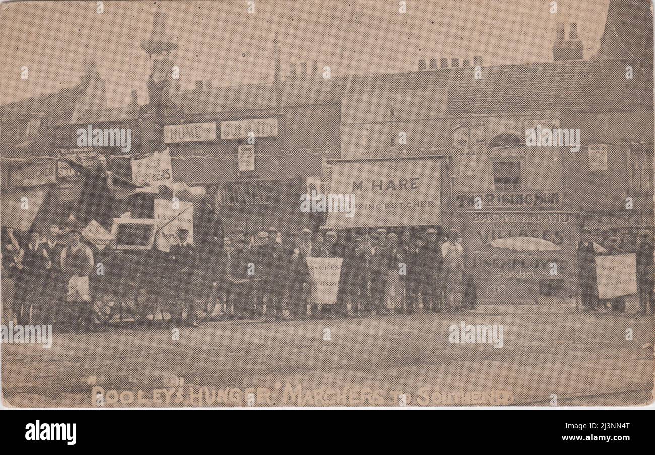 'Pooley's Hunger Marchers to Southend', 1908. Photograph of unemployed 'hunger marchers' led by William Pooley, published as a postcard by the Back to Land Movement. Pooley can be seen with arms outstretched on a decorated wagon. The 1908 demonstration was the first to coin the term 'hunger march' Stock Photo
