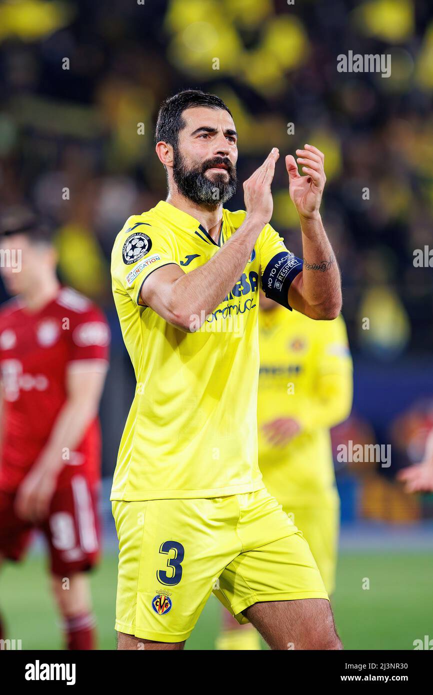 VILLARREAL, SPAIN - APR 6: Albiol salutes the fans  at the end of the UEFA Champions League match between Villarreal CF and FC Bayern Munchen at Estad Stock Photo