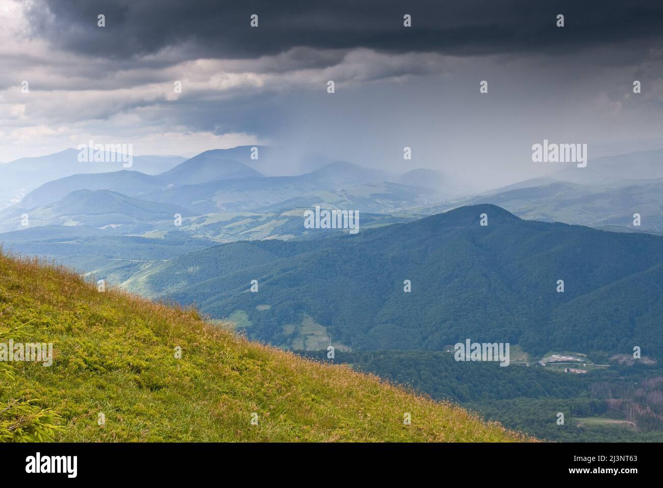 Beautiful landscape mountains clouds hi-res stock photography and ...