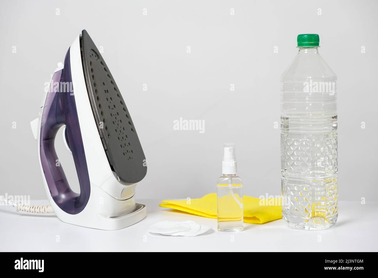 Cleaning clothes iron vinegar hires stock photography and images Alamy