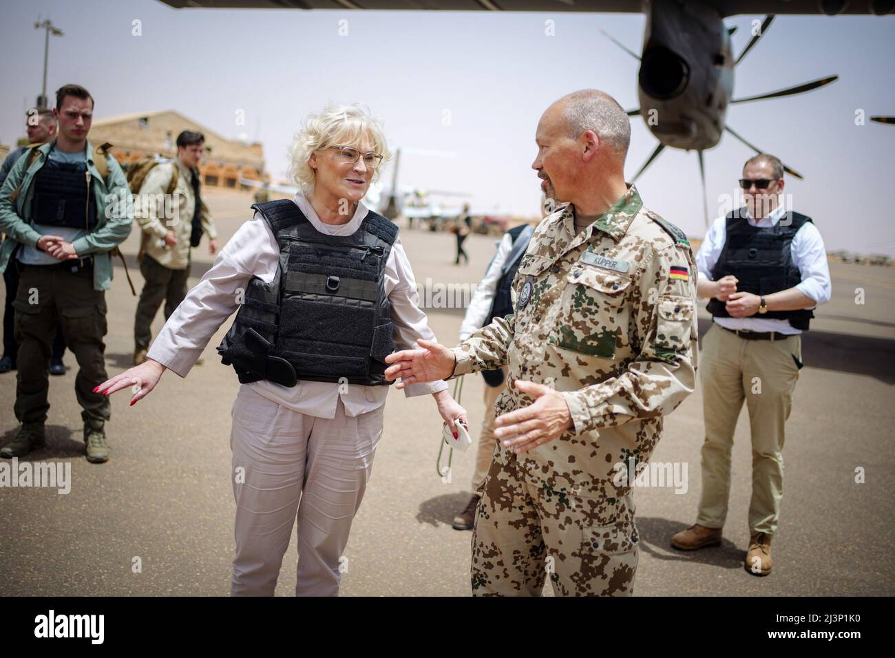 Gao, Mali. 09th Apr, 2022. Christine Lambrecht (SPD), Federal Minister of Defense, is greeted at Gao airport by Colonel Peter Küpper, contingent commander of the German contingent in the UN mission Minusma, after her arrival on a military plane. The Bundeswehr is involved in the UN mission Minusma and an EU training mission in the West African country. Lambrecht is visiting the Bundeswehr base Camp Castor in Gao. Credit: Kay Nietfeld/dpa/Alamy Live News Stock Photo
