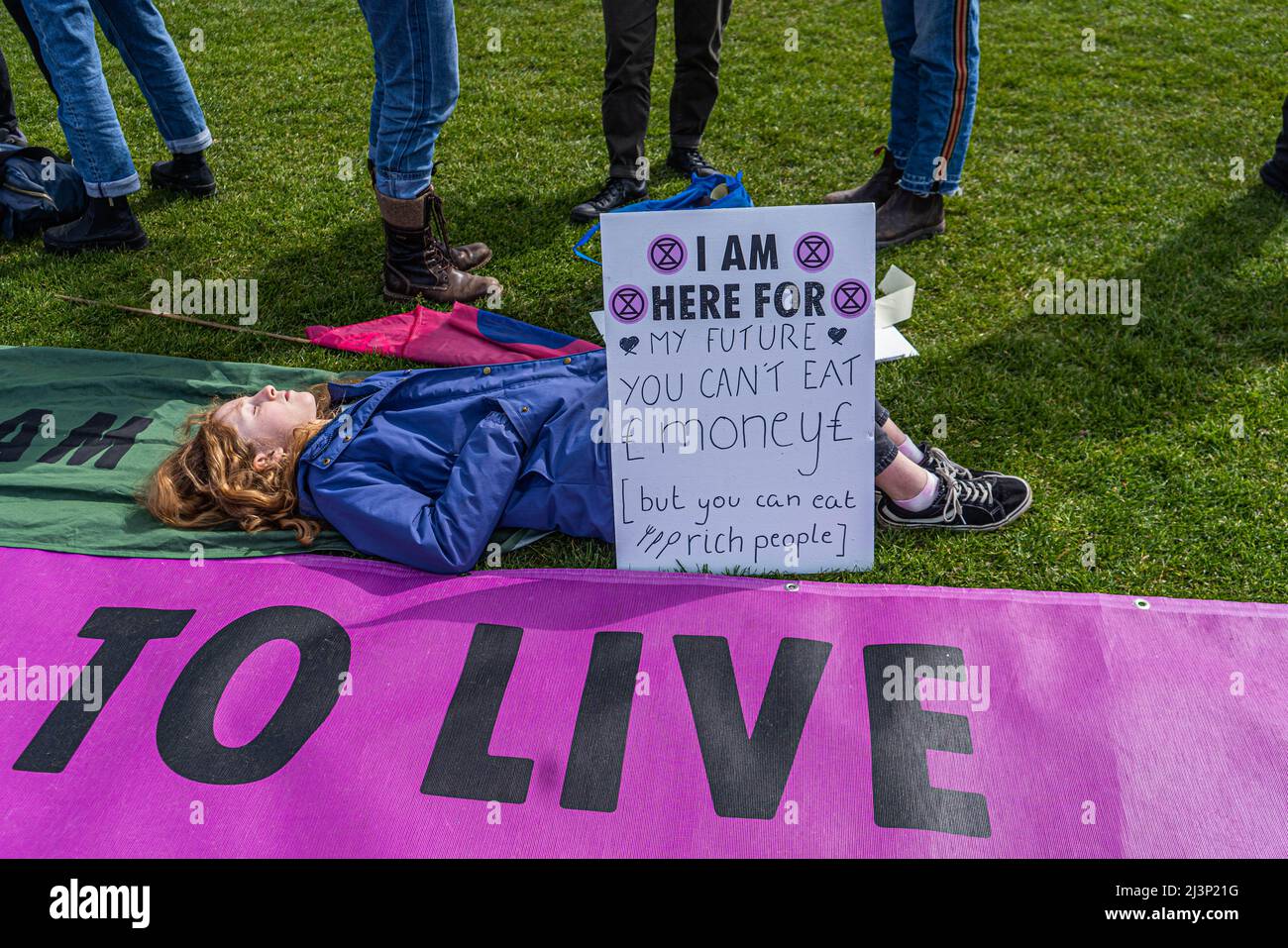 LONDON, UK. 9 April, 2022 .   Hundreds of climate activists from Extinction Rebellion gather in Hyde Park  before marching central London to demand climate justice and  an end to the fossil fuel economy. Extinction Rebellion has vowed to bring  more disruptive protests  planned around Easter to London.  Credit: amer ghazzal/Alamy Live News Stock Photo