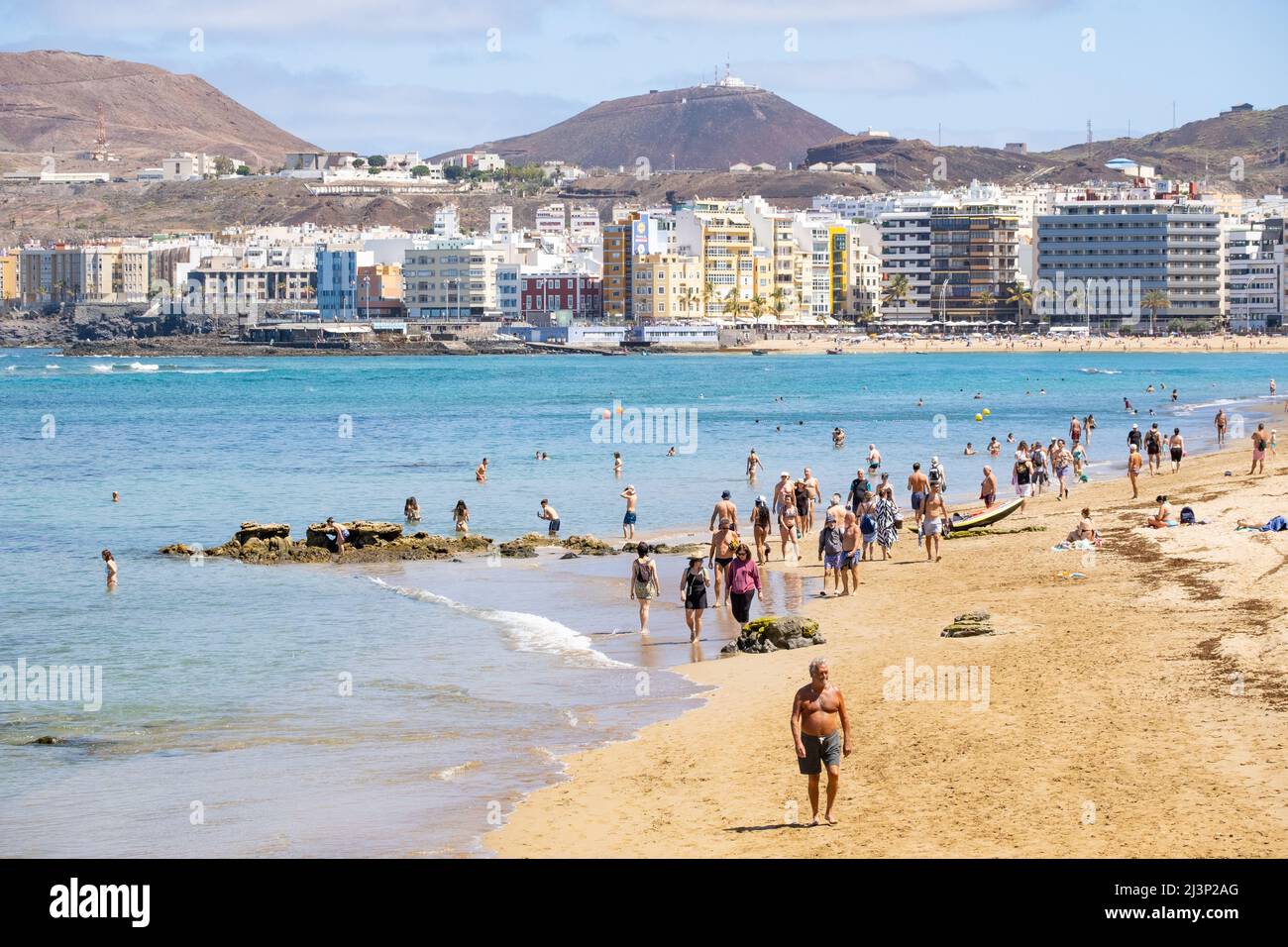 Las Palmas, Gran Canaria, Canary Islands, Spain. 9th April, 2022. Glorious  sunshine on the the city beach in Las Palmas on Gran Canaria as many  British and German tourists head to The