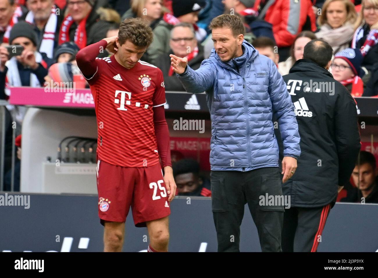 coach Julian NAGELSMANN (FC Bayern Munich) with Thomas MUELLER (MULLER, FC Bayern Munich). Football 1st Bundesliga season 2021/2022, 29.matchday, matchday29. FC Bayern Munich - FC Augsburg on April 9th, 2022, ALLIANZARENA Munich. Stock Photo