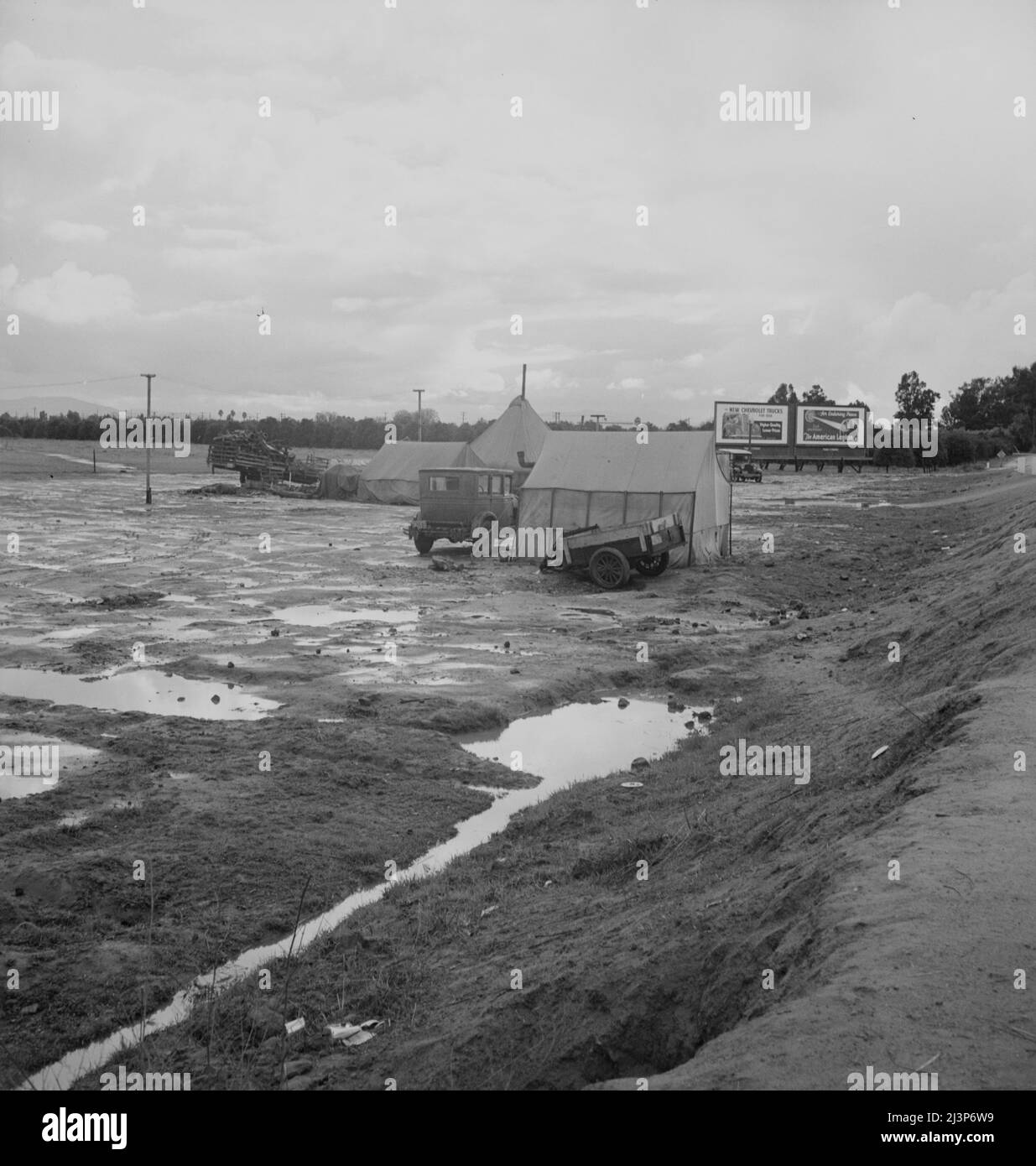 Tulare County. Winter quarters, migratory agricultural workers. Beside the highway. Tulare County, California. Stock Photo